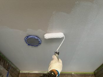 横浜市鶴見区J様邸軒天塗装上塗り1回目