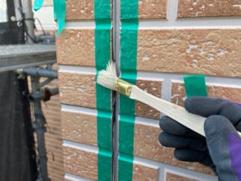 横浜市金沢区N様邸シーリング打ち換えプライマー作業