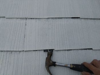 横浜市金沢区Y様邸スーパーシャネツサーモF屋根塗装前タスペーサー挿入作業