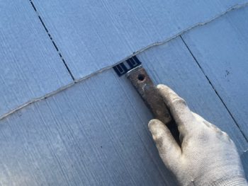 横浜市栄区M様邸サーモアイSi屋根塗装前タスペーサー挿入作業