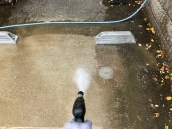 横浜市港南区O様邸インディフレッシュセラ外壁塗装施工前土間高圧洗浄作業