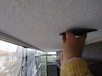 横浜市金沢区Y様邸軒天塗装前ケレン作業