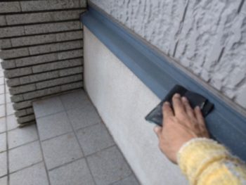 横浜市金沢区Y様邸水切り塗装前ケレン作業