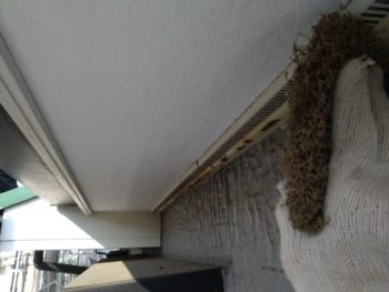 横浜市金沢区Y様邸軒天換気口塗装前ケレン作業