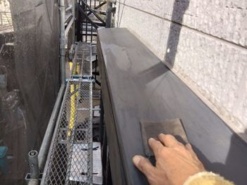 横浜市金沢区Y様邸シャッターボックス塗装前ケレン作業