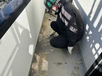横浜市金沢区Y様邸ウレタン防水塗装前ケレン作業