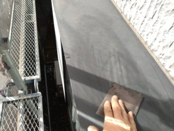 横浜市金沢区Y様邸出窓天端塗装前ケレン作業