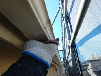 横浜市金沢区N様邸軒樋塗装前ケレン作業