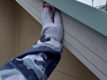 横浜市金沢区N様邸破風塗装前ケレン作業