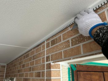 横浜市金沢区N様邸軒天換気口塗装前ケレン作業