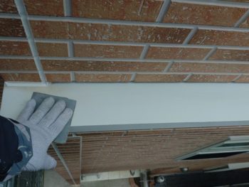 横浜市金沢区N様邸霧除け庇塗装前ケレン作業