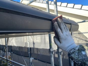 横浜市栄区M様邸軒樋塗装前ケレン作業