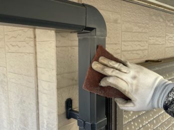 横浜市栄区M様邸竪樋塗装前ケレン作業