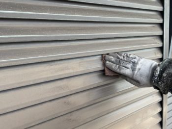 横浜市栄区M様邸雨戸塗装前ケレン作業