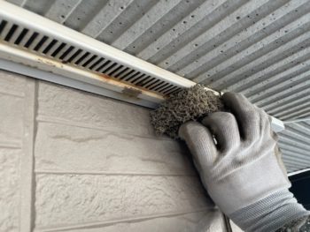 横浜市栄区M様邸軒天換気口塗装前ケレン作業