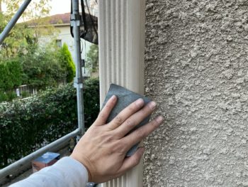 横浜市港南区O様邸竪樋塗前ケレン作業