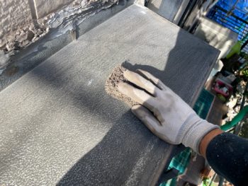 横浜市栄区M様邸出窓天端塗装前ケレン作業