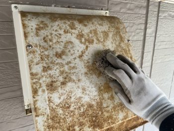 横浜市栄区M様邸換気フード塗装前ケレン作業