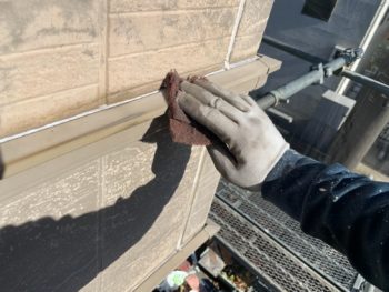 横浜市栄区M様邸化粧モール塗装前ケレン作業