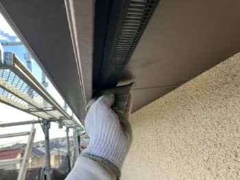 横浜市港南区O様邸軒天換気口塗装前ケレン作業