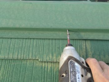 横浜市金沢区Y様邸棟板金塗装前ビス止め作業