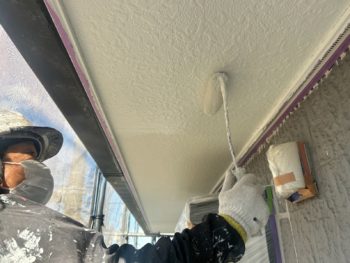 横浜市金沢区Y様邸軒天塗装下塗り