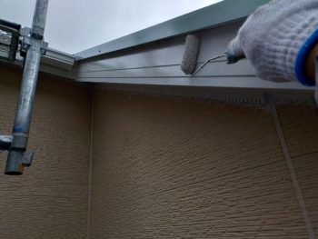 横浜市金沢区N様邸破風塗装上塗り2回目