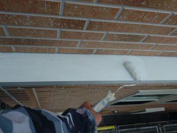 横浜市金沢区N様邸霧除け庇塗装上塗り2回目