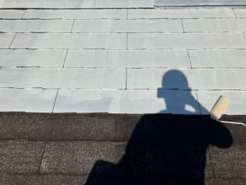 横浜市港南区O様邸サーモアイ4F屋根塗装下塗り2回目