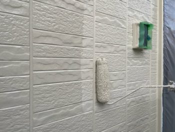 横浜市栄区M様邸パーフェクトトップ外壁塗装上塗り2回目