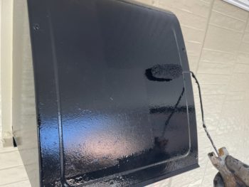 横浜市栄区M様邸換気フード塗装上塗り2回目