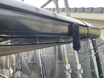 横浜市栄区M様邸軒樋塗装上塗り2回目