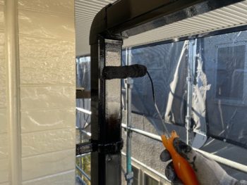 横浜市栄区M様邸竪樋塗装上塗り2回目