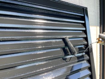 横浜市栄区M様邸雨戸塗装上塗り2回目