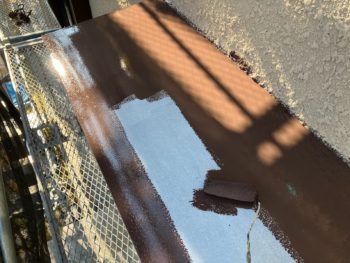 横浜市港南区O様邸霧除け庇塗装上塗り1回目