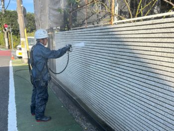 横浜市金沢区Y様邸超低汚染艶消リファイン1000MS-IR外壁塗装前塀高圧洗浄作業
