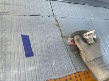 横浜市栄区M様邸サーモアイSi屋根塗装前クラック補修作業