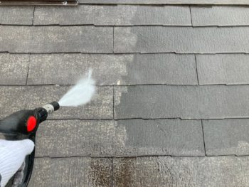 横浜市港南区O様邸サーモアイ4F屋根塗装前高圧洗浄作業