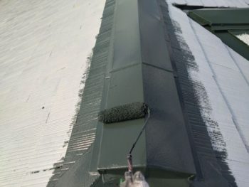 横浜市金沢区Y様邸棟板金塗装上塗り2回目