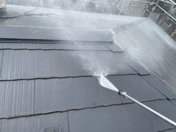 横浜市栄区M様邸サーモアイSi屋根塗装前高圧洗浄作業