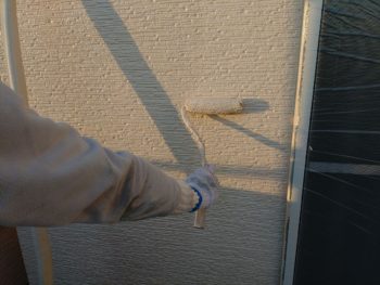 横浜市金沢区N様邸パーフェクトセラミックトップG外壁塗装上塗り2回目