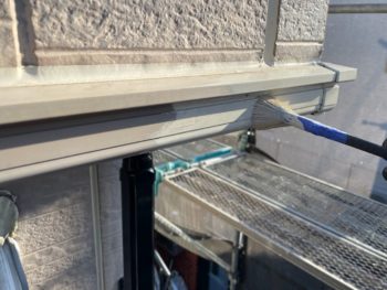 横浜市栄区M様邸化粧モール塗装上塗り1回目