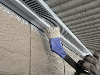横浜市栄区M様邸軒天換気口塗装上塗り1回目