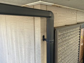 横浜市栄区M様邸竪樋塗装施工前画像