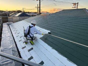 横浜市金沢区Y様邸スーパーシャネツサーモF屋根塗装上塗り2回目