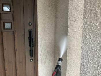 横浜市港南区O様邸インディフレッシュセラ外壁塗装施工前高圧洗浄作業