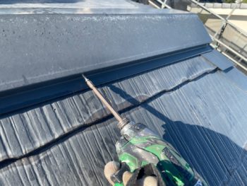 横浜市栄区M様邸棟板金塗装前ビス止め作業