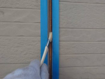 横浜市栄区M様邸シーリング打ち換え前プライマー塗布作業