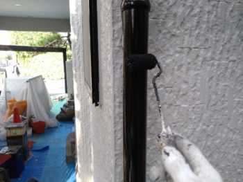 横浜市金沢区Y様邸竪樋塗装上塗り2回目