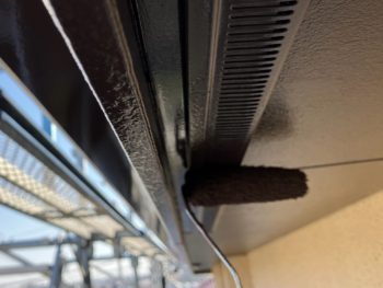 横浜市港南区O様邸軒天換気口塗装上塗り2回目